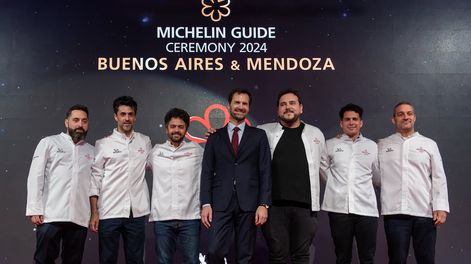 Los Andes | Los ganadores de una estrella Michelin Sebastián Weigandt (Azafrán), Guido Tassi (Don Julio, Buenos Aires), Iván Azar (Casa Vigil), Tomás Treschanski (Trescha, Buenos Aires), Augusto García (Zonda Cocina de Paisaje) y Mariano Gallego (Brindillas), junto a