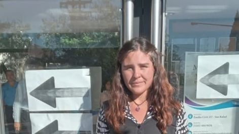 Camila reclama en la puerta de los tribunales sureños