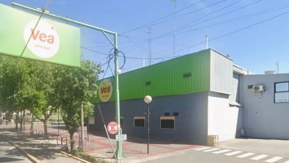Una joven de 19 años fue detenida por intento de robo tras realizar un boquete en un supermercado.&nbsp;