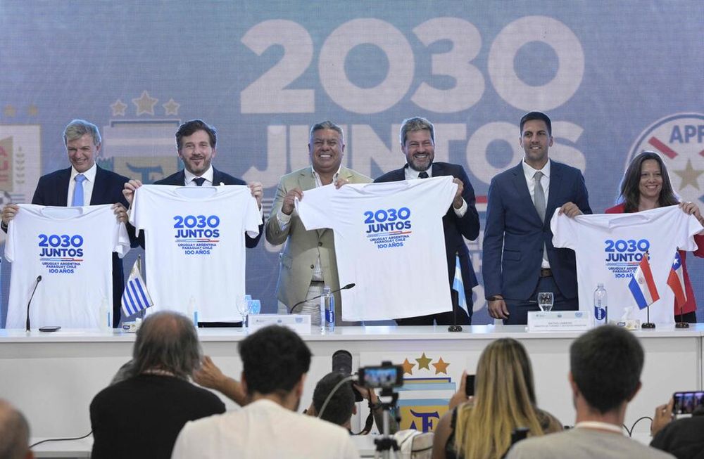 El secretario de Deportes de Uruguay, Sebastián Bauza; el presidente de la Conmebol, Alejandro Domínguez; el presidente de la AFA, Claudio Chiqui Tapia; el ministro de Turismo y Deportes, Matías Lammens; el ministro de Deportes de Paraguay, Diego Galeano Harrison; y la ministra de Deportes de Chile, Alexandra Benado. / AFP