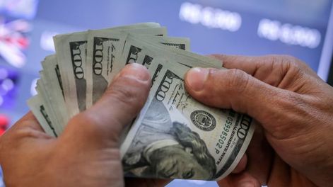 El dólar blue bajó levemente este viernes, a cuánto cotiza en el último día hábil de la semana.
