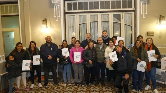 Stevanato entregó insumos a familias emprendedoras. Foto: Maipú Municipio.
