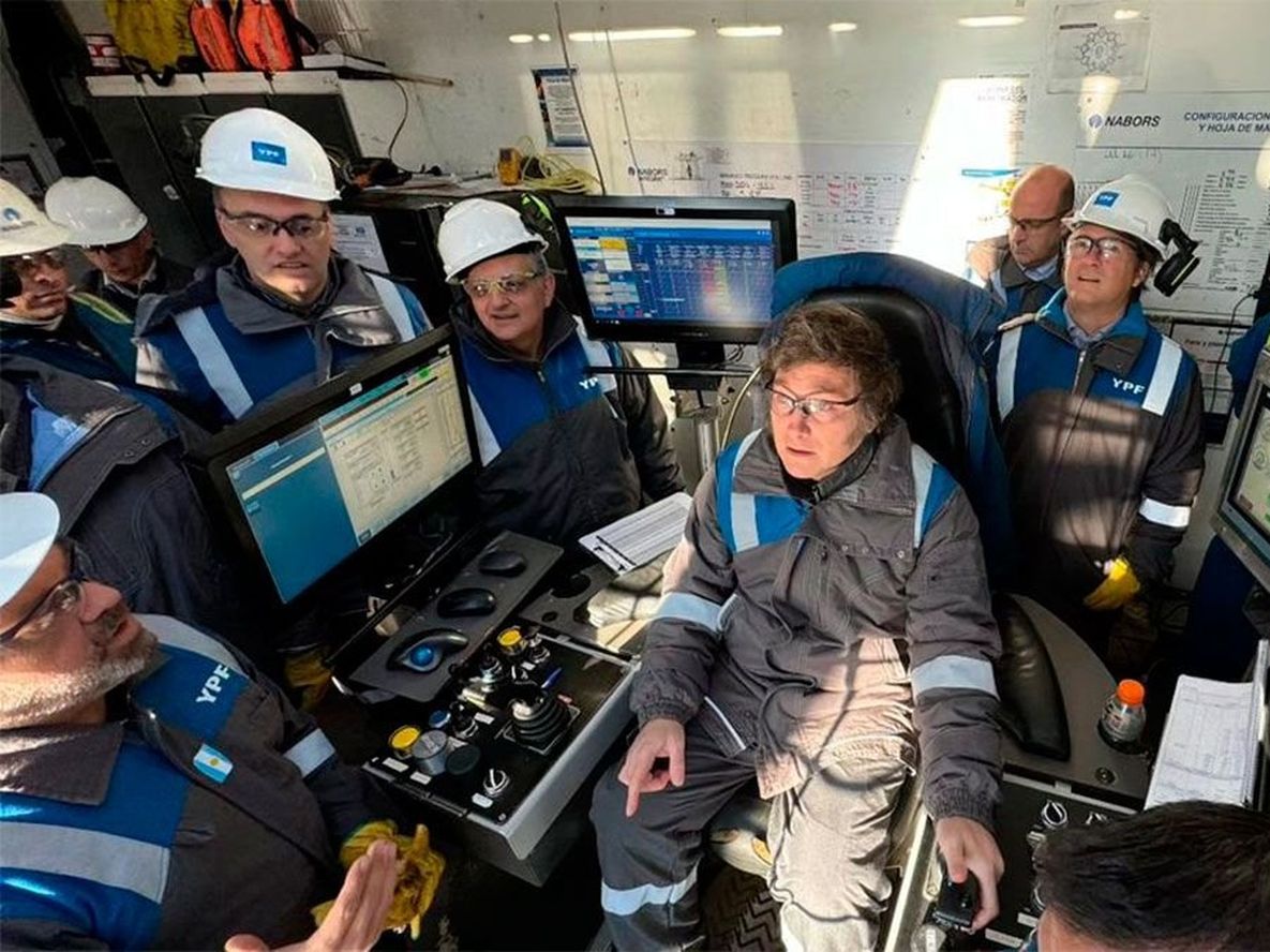 El decreto firmado por Javier Milei reconoce que las obras de ampliación de los gasoductos recién entrarían en operación en el invierno de 2027, lo que obliga a la Argentina a mantener la importación de Gas Natural Licuado (GNL) para cubrir los picos de demanda residencial y la generación eléctrica.