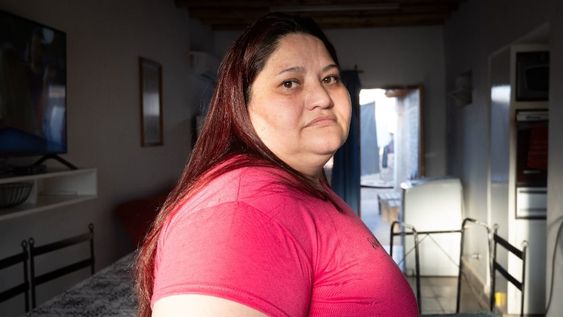 Silvana convive con un dolor insoportable, que le impide trasladarse. Debe colocarse una prótesis de cadera, que no llega. | Foto: Ignacio Blanco / Los Andes