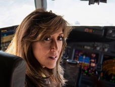 Tammie Jo Shults, la piloto mujer formada en la Marina de Estados Unidos que evitó una tragedia.