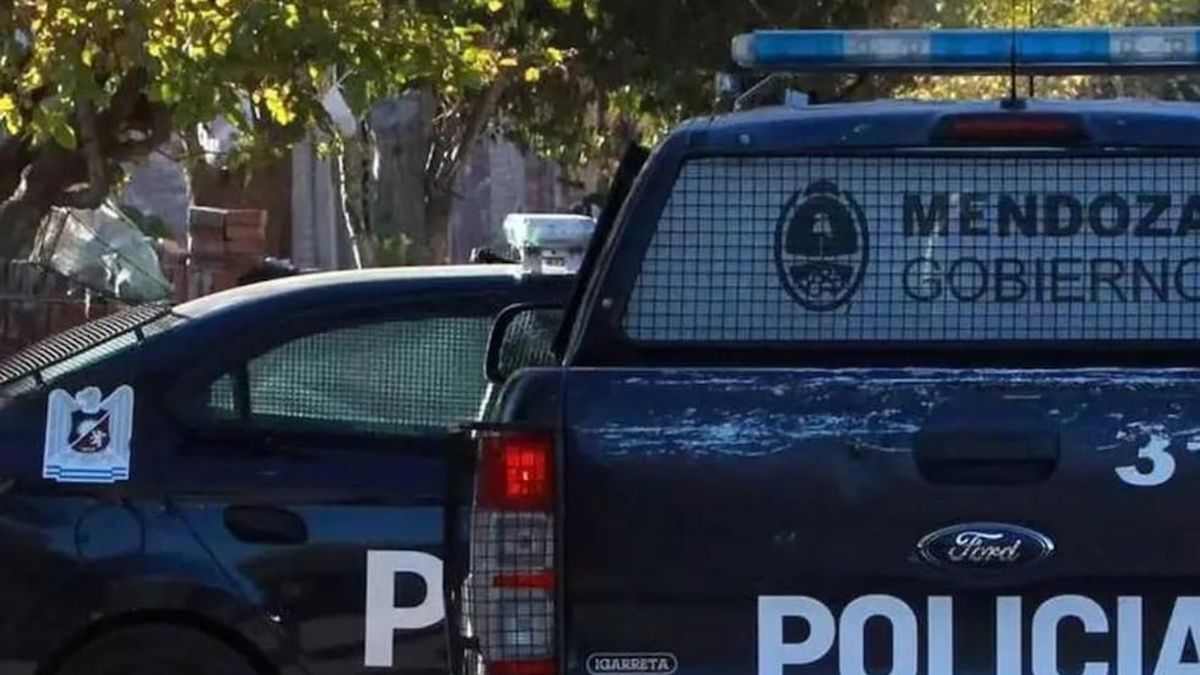 Motociclista quiso esquivar un micro, se cayó y chocó con otra moto: tres heridos