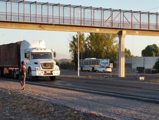 Pasarela peatonal inhabilitada en el Acceso Este: siguen los problemas para los peatones para cruzar. | Foto: Ramiro Gómez / Los Sndes