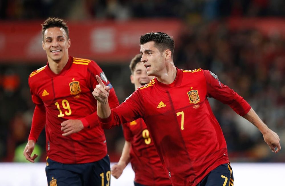 Álvaro Morata convirtió sobre el final y llevó a España a la Copa del Mundo Qatar 2022. (AP)