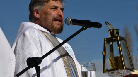 El exorcista que lleva más de 20.000 casos: historias entre vómitos extraños, levitaciones y fuerza hercúlea