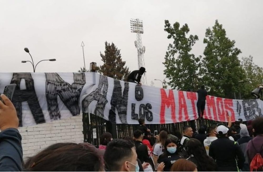 El Cacique se juega mañana la permanencia para evitar el primer descenso de su historia, y los fanáticos dijeron presente antes de la concentración del equipo. / Gentileza.