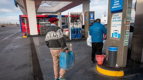 Sigue la falta de gasoil en las estaciones de servicio, solo se cargan $3000 mil pesos por auto y a los camiones 100 litros en algunas estaciones. Foto: Ignacio Blanco / Los Andes