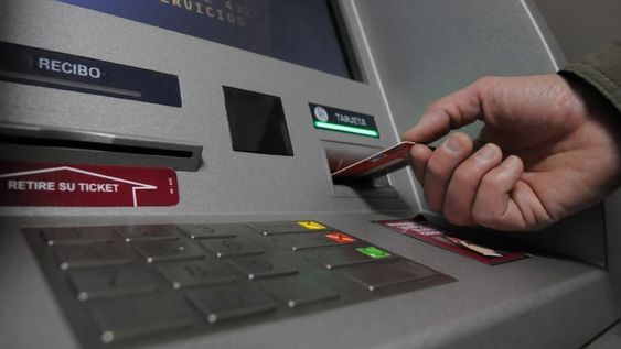Reclaman cajeros automáticos en los distritos