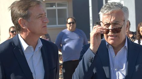 Los Andes | El gobernador Rodolfo Suárez y el precandidato a sucederlo, Alfredo Cornejo, durante una entrega de viviendas en GuaymallénFoto: Orlando Pelichotti