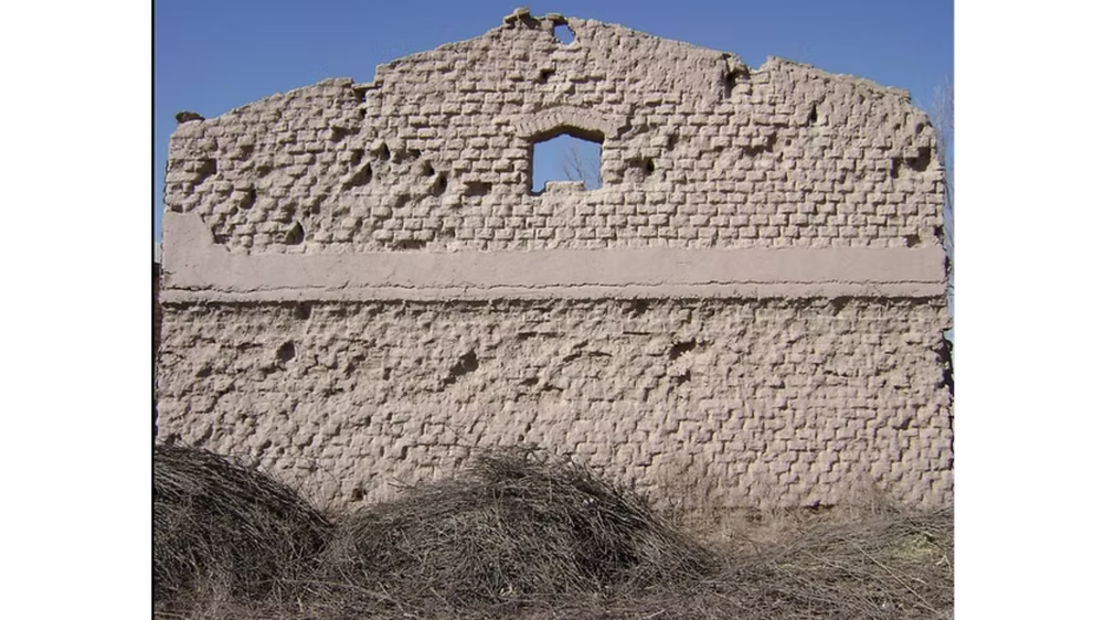 Parte de la obra de Fabiana Pereira que trabaja en la memoria del adobe y su revalorización histórica.
