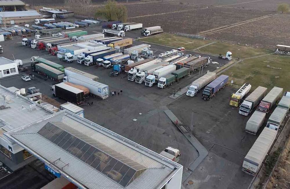 Algunos camiones  en la estación de servicios ubicada en la Ruta 40 y Ruta 7 a Chile, esperando la habilitación del paso al vecino paísFoto: José Gutierrez / Los Andes