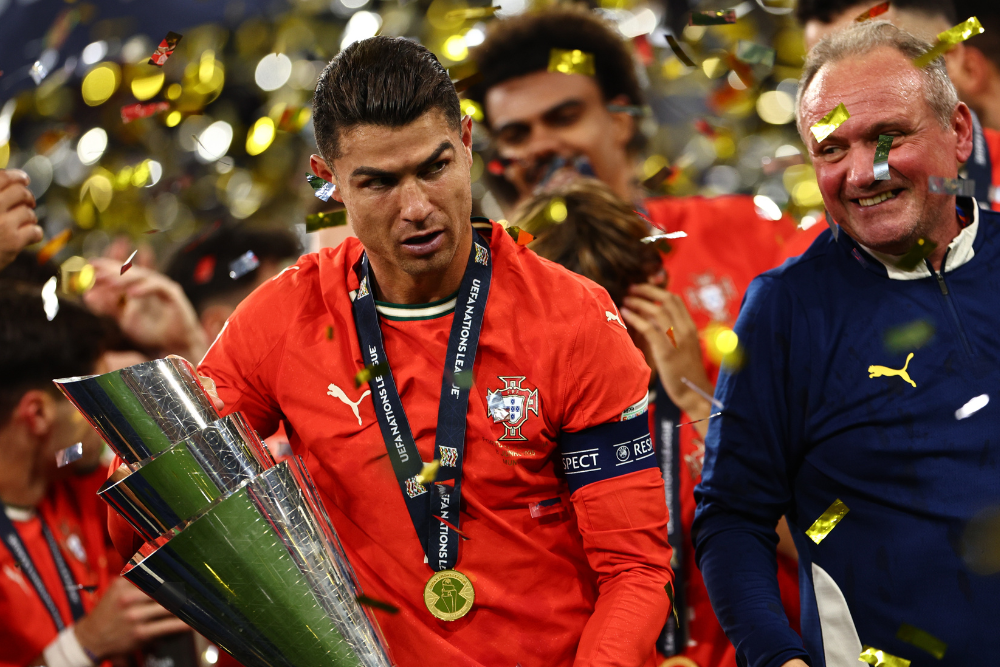 Cristiano Ronaldo de Portugal celebra con el trofeo tras el partido final de la Liga de Naciones de la UEFA entre Portugal y España en Múnich, Alemania, el 08 de junio de 2025. (Alemania, España) Foto: EFE/EPA/ANNA SZILAGYI