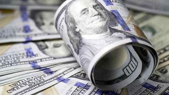 DÓLAR. Así cierra la semana la divisa, con aumentos en el oficial, y una brecha con las cotizaciones paralelas que alienta el puré (AP/Archivo).