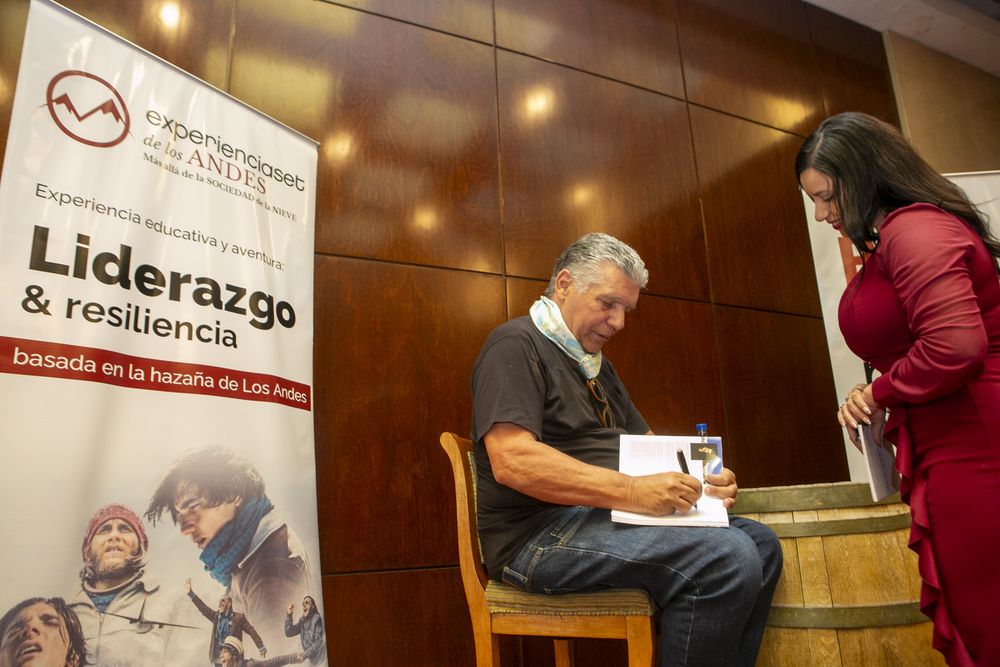 Carlos Páez autografió su libro “Después del día diez”