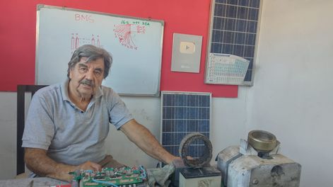Mientras Elon Musk tomaba la mamadera, José Abdala construía autos eléctricos en San Martín. (Enrique Pfaab - Los Andes)&nbsp;