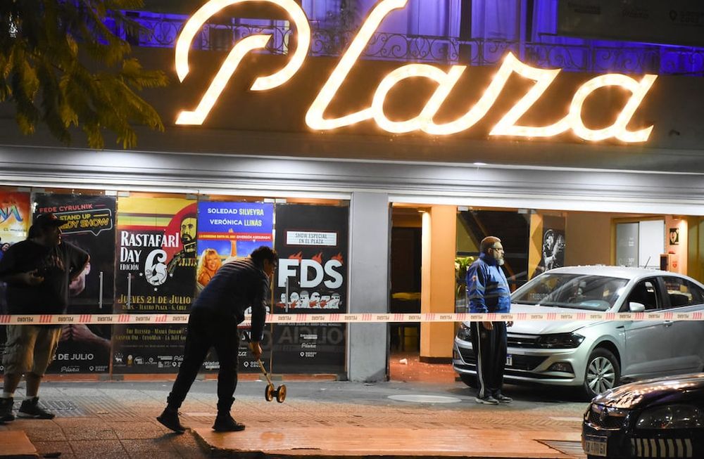 Un conductor perdió el control de su auto, se incrustó en el Teatro Plaza y atropelló a 23 personas: 15 internados y 3 graves.Foto: Mariana Villa / Los Andes