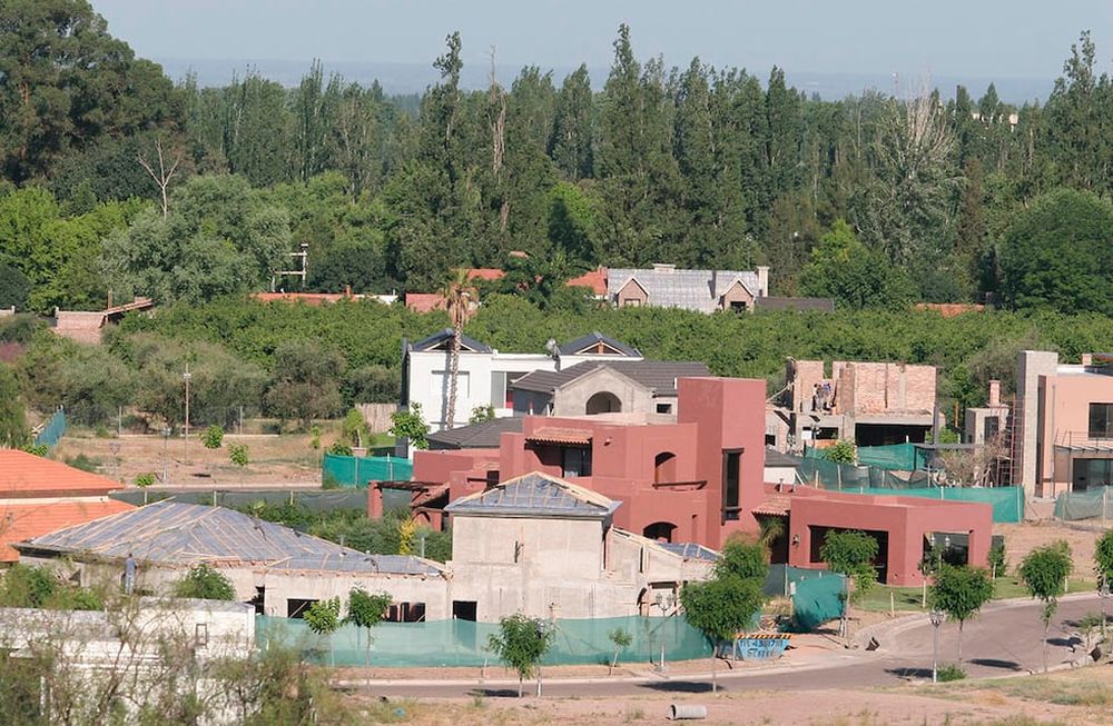 La superficie urbana del Gran Mendoza creció casi 90% entre 1988 y 2015, gran parte sobre territorio rural, y la tendencia se mantiene hasta la fecha. El desafío de mantener un ordenamiento territorial. / Foto : Claudio Gutierrez / Los Andes