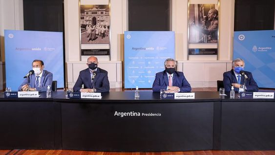 Fernández dijo que se limitará la circulación en 18 provincias y apuntó a las reuniones sociales. Suárez no quiere ceder y hubo un choque. / Gentileza