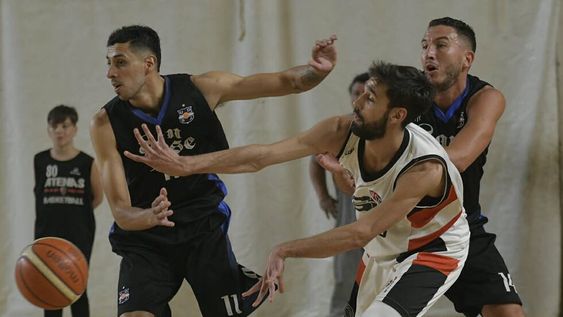 Chico Lavezzari fue fundamental en el Apache. Sumó un doble dígito en puntos y asistencias. En la imagen, con la doble marca de Rodrigo Funes y Facundo Rubia. Foto: Orlando Pelichotti (Los Andes).