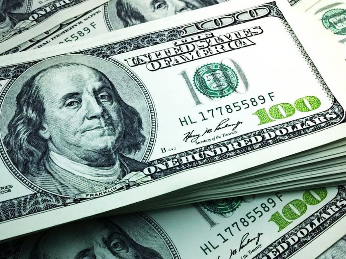 Dólar blue. Tras esta nueva suba, la cotización paralela es$ 34 más cara que la del dólar ahorro. (Archivo)