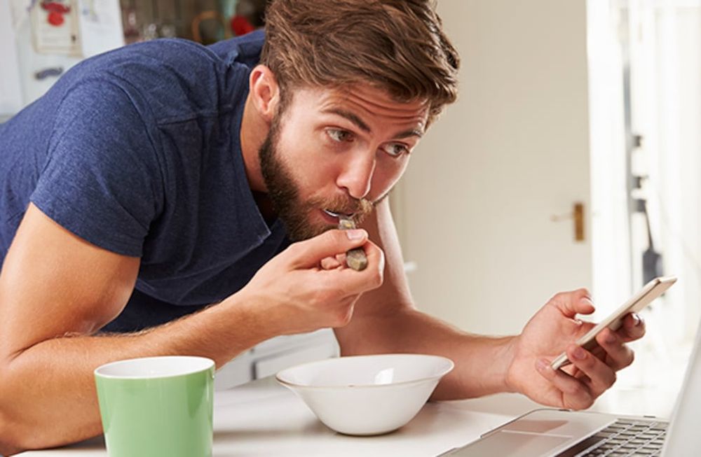 Suele suceder que desayunemos algo rápido de ida al trabajo o que comamos a toda velocidad en los recreos laborales. Imagen ilustrativa (Web)
