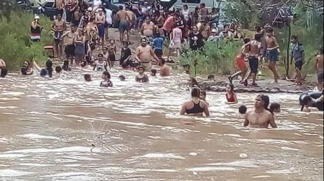 Los Andes | Y un día volvió el agua: el caudal récord en el Río Mendoza llevó el agua a zonas de Lavalle secas desde hacía 15 años. Foto: Gentileza Juan Martoni Nievas