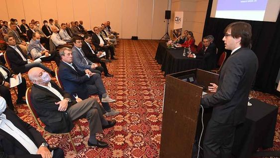 En el hotel Diplomatic de Ciudad se realizó una disertación sobre presentación de trabajo y el empleo, organizado por el CEM, Consejo Empresario Mendocino.Federico Pagano, presidente del CEM, Consejo Empresario Mendocino diserta frente a los presentes.