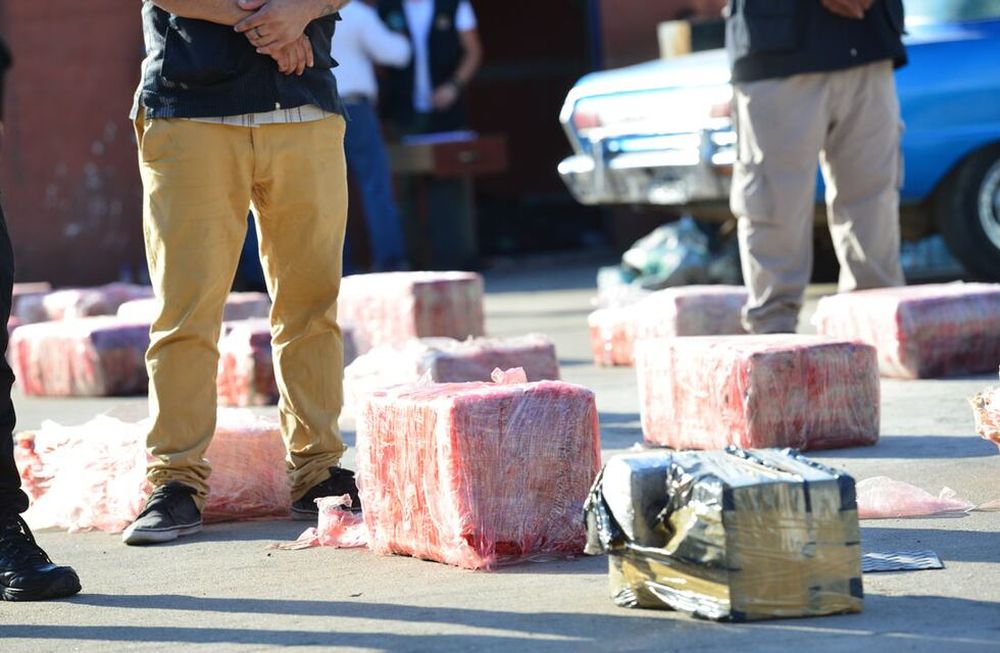 Operativo de la policia de Córdoba en el que se secuestraron de casualidad mas de 500 kilos de marihuana escondido en un taller mecánico y lavadero en barrio Muller. 11 enero 2022 foto Javier Ferreyra
