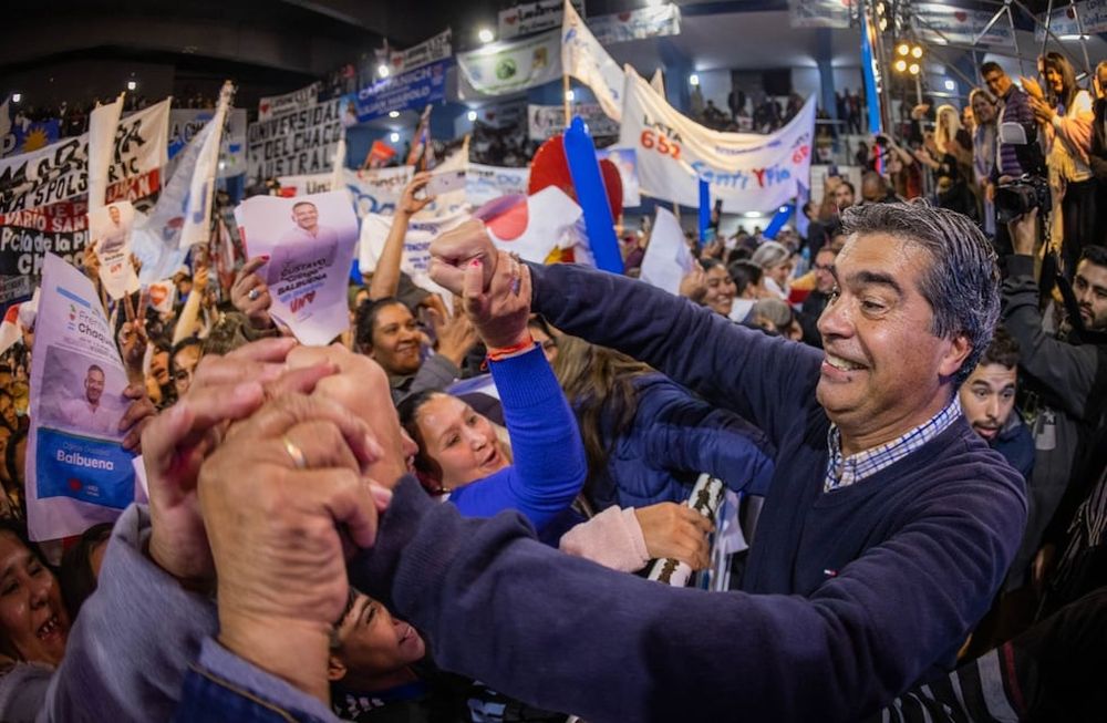 Jorge Capitanich cerró campaña mientras una multitud pedía justicia por la desaparición de Cecilia Strzyzowski (Twitter @jmcapitanich)