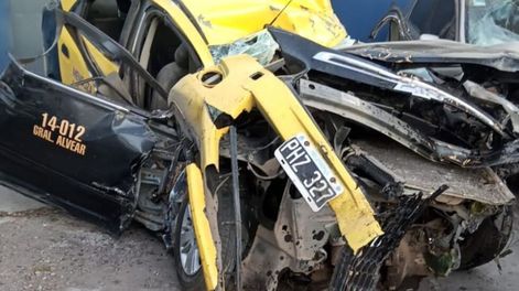 Los Andes | Accidente fatal en Alvear: un taxista murió al esquivar un perro e impactar posteriormente con un árbol.