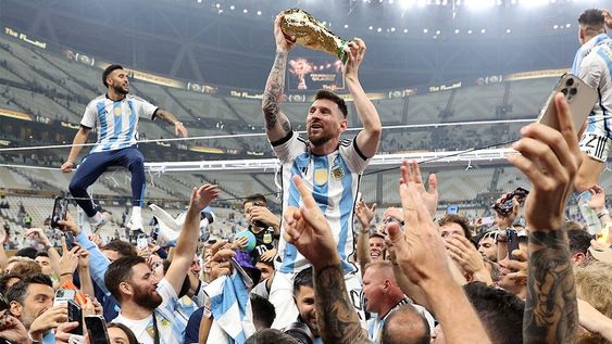 Lusail (Qatar), 18/12/2022.- Lionel Messi of Argentina (C) lifts the trophy as he celebrates with teammates and fans winning the FIFA World Cup 2022 Final between Argentina and France at Lusail stadium, Lusail, Qatar, 18 December 2022. (Mundial de Fútbol, Francia, Estados Unidos, Catar) EFE/EPA/Tolga Bozoglu
