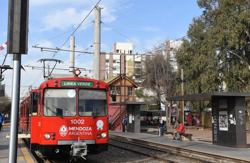 El metrotranvía lleva dos días con problemas por una falla provocada por el viento Zonda.