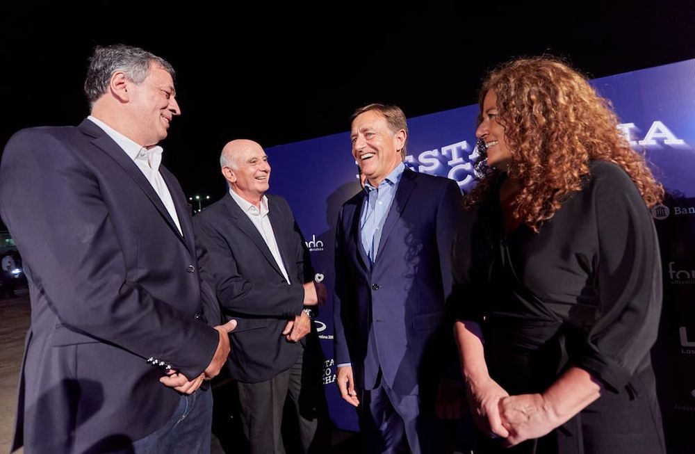 El intendente de Las Heras Daniel Orozco, Bernardo Lanzilotta del Fondo Vitivinícola, el gobernador Rodolfo Suarez y la ministra Nora Vicario.