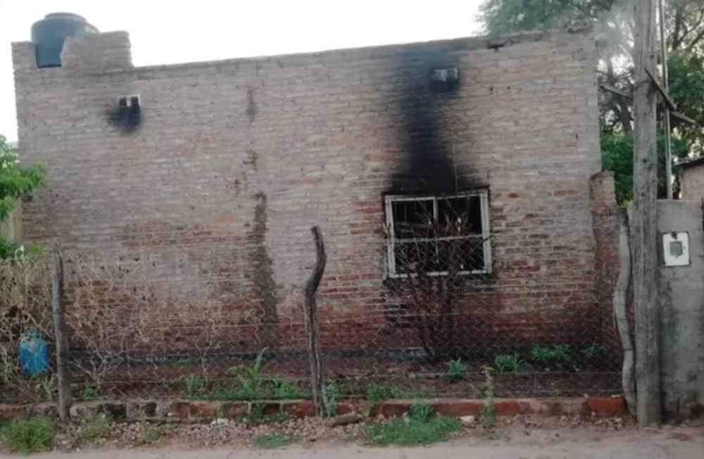 Al ver a la pareja durmiendo, los habría rociado con el inflamable para luego prender fuego su vivienda y la propia. Foto: Gentileza La Capital.