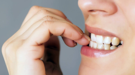 Morderse las uñas, un hábito común que la psicología y la ciencia explican
