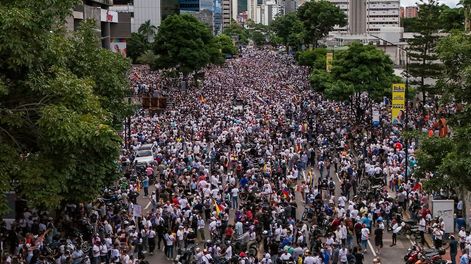 Manifestantes protestan contra la certificación del Consejo Nacional Electoral (CNE) de la reelección del presidente Nicolás Maduro en Caracas, Venezuela, el martes 30 de julio de 2024, dos días después de la elección presidencial. (AP Foto/Matías Delacroix)