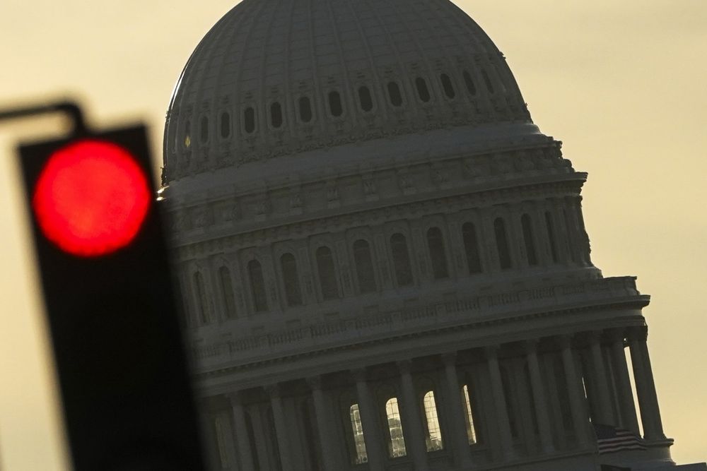 Ante un shutdown en Estados Unidos, personal considerado &ldquo;esencial&rdquo; (militares, controladores a&eacute;reos, hospitales) sigue trabajando, pero sin cobrar. Otros servicios no esenciales se recortan.&nbsp;