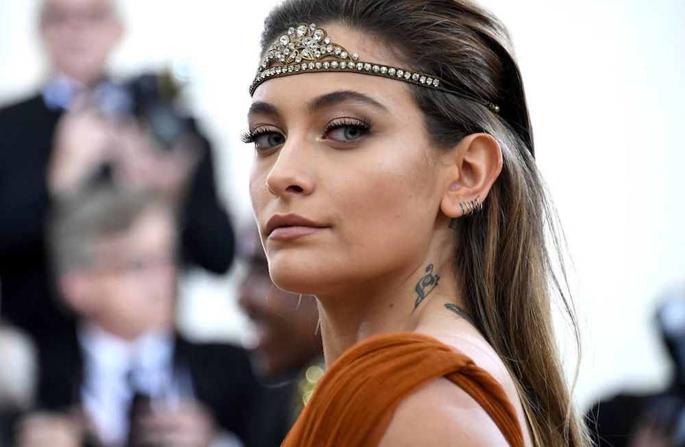 Tras sufrir abusos, problemas con las drogas, depresión e intentos de suicidio, Paris Jackson emprende su viaje en la música.