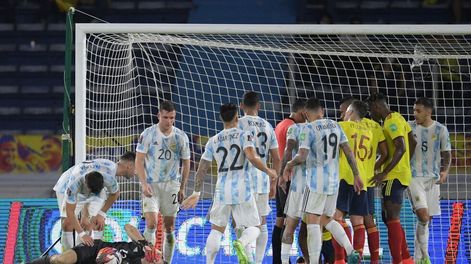 El arquero Emiliano Martínez tuvo que salir inmovilizado por un golpe ante Colombia.