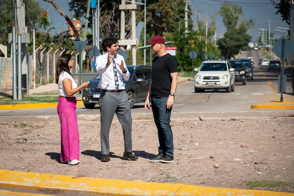 El intendente Esteban Allasino con el ministro de Gobierno, Natalio Mema, y la subsecretaria de Infraestructura, Marit&eacute; Badui.&nbsp;