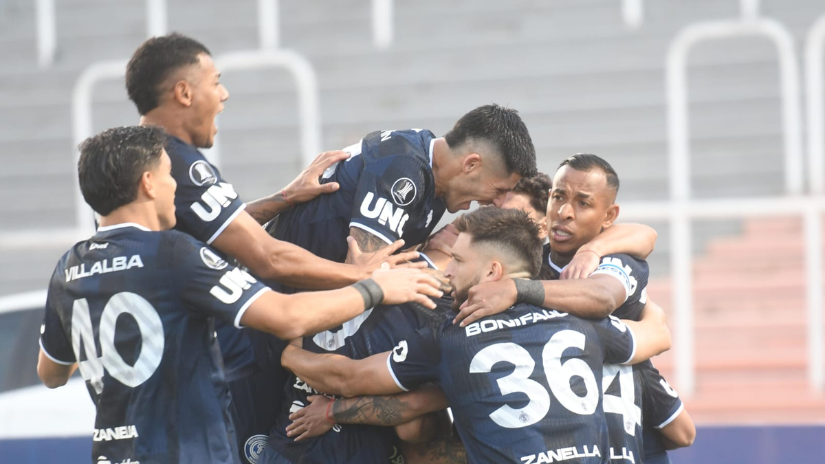 Independiente Rivadavia debutó en la Copa  Libertadores con un triunfazo en el Malvinas Argentinas