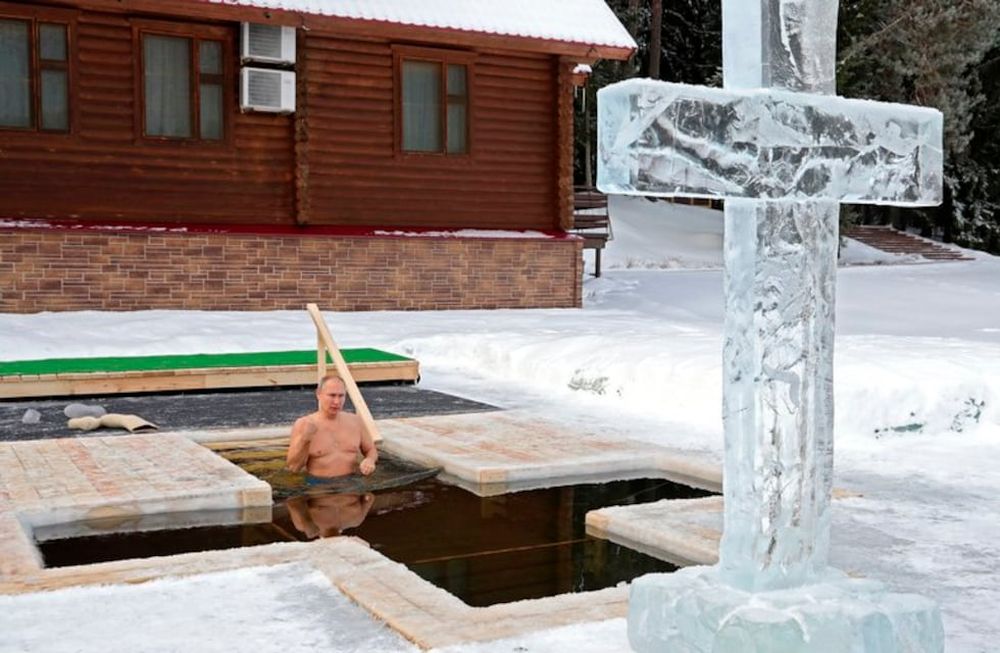El presidente ruso, Vladimir Putin, se sumergió tres veces en el agua helada haciendo la señal de la cruz ortodoxa, frente a una enorme cruz tallada en hielo.