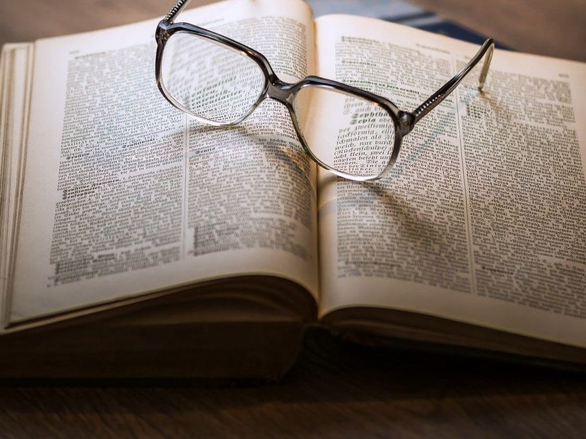 Un libro, invitación a la lectura.