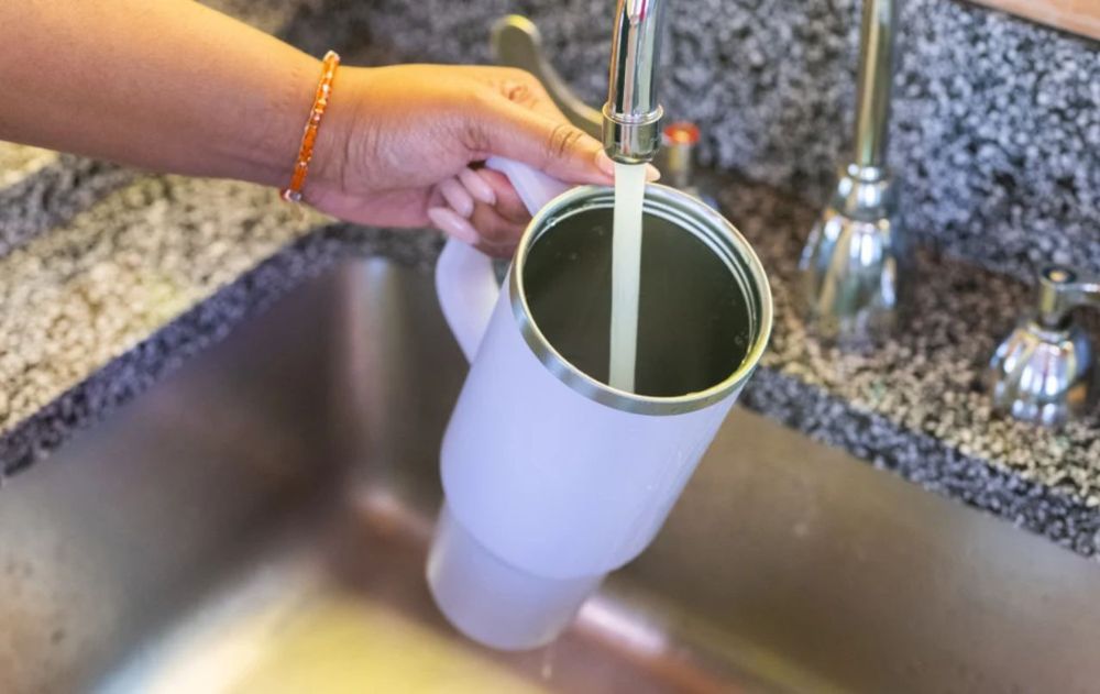 Estos métodos son efectivos no solo en botellas, sino que suelen usarse también en cafeteras, termos y tazas metálicas ofreciendo buenos resultados.