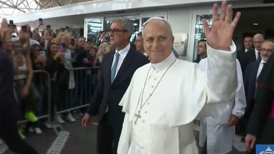El papa León XIV recibió el alta médica y salió del hospital saludando a la multitud.