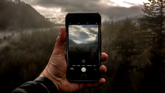El primer consejo es buscar una buena imagen que transmita emociones. Otro, no menos importante, evitar a menos que sea necesario o vaya a una plataforma acorde, las fotos en formato vertical.